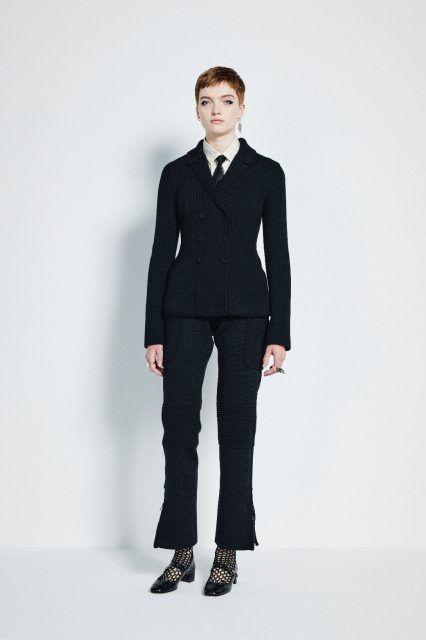 換上針織設計的 Dior Bar Jacket 將取代你的所有冷氣開胸冷衫