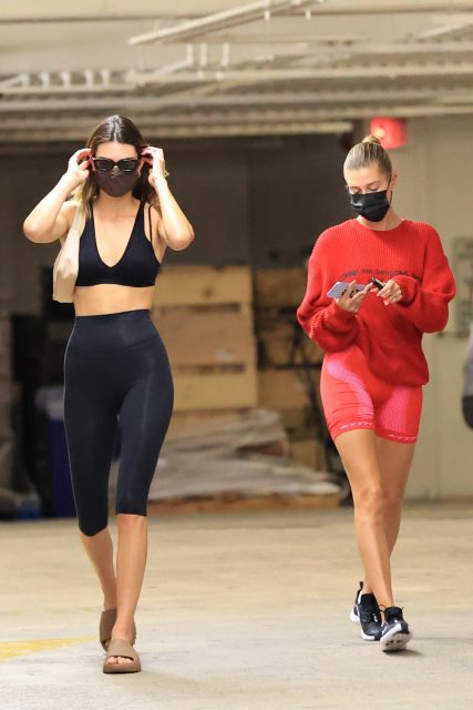 Kendall Jenner 與 Hailey Bieber 展現出到雜貨店和跑步都要型到底的 casual look
