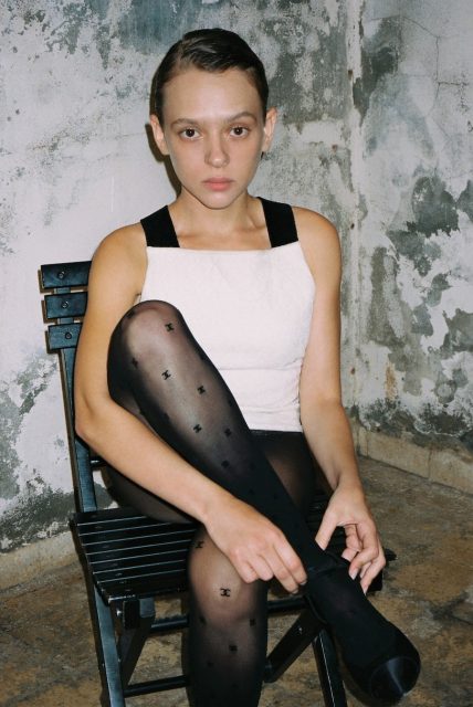 3千元有交易，Chanel的黑色絲襪成為《Unorthodox》女主角Shira Haas艾美獎造型中的亮點