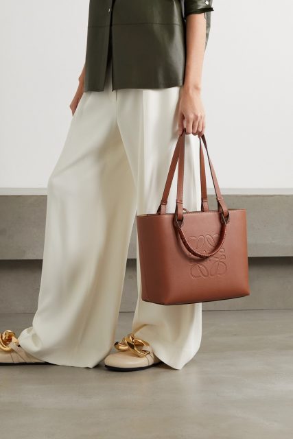 Tote bag 推介 2023 ｜精選 9 款時尚簡約的 Tote bag：Fendi、Valentino、Loewe…實用又精緻的生活必備手袋