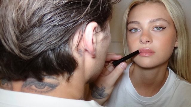 最幸福的宣傳手法！Brooklyn Beckham為Nicola Peltz塗上Victoria Beckham新唇膏意外曝光愛的紋身