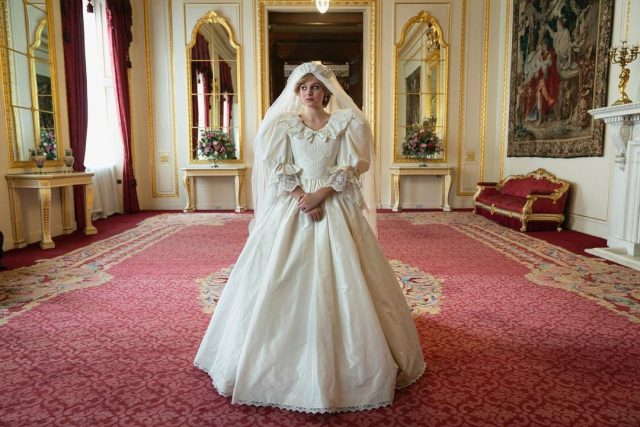 《The Crown》戲服設計師 Amy Roberts 親自解說：Emma Corrin 身上的戴安娜王妃婚紗需要花了14個星期才完成