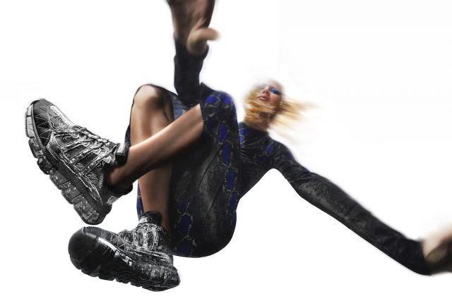 Versace 不穿高跟鞋也依然性感：魅力延續到全新 Trigreca 運動鞋
