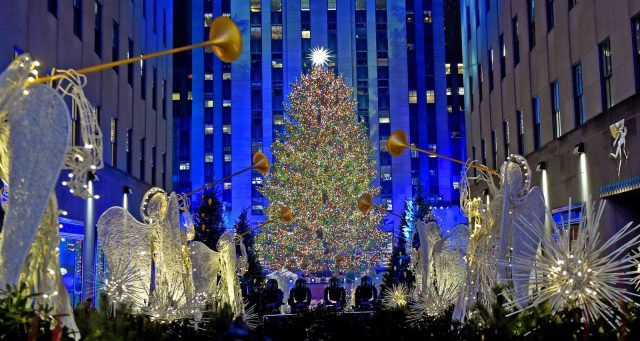 88年風雨不改 紐約 Rockefeller Center 聖誕樹點燈儀式首次以直播形式進行