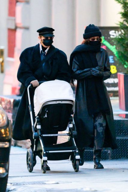 Gigi Hadid 及 Bella Hadid 全黑姐妹裝現身紐約街頭 | 推嬰兒車亦型格十足