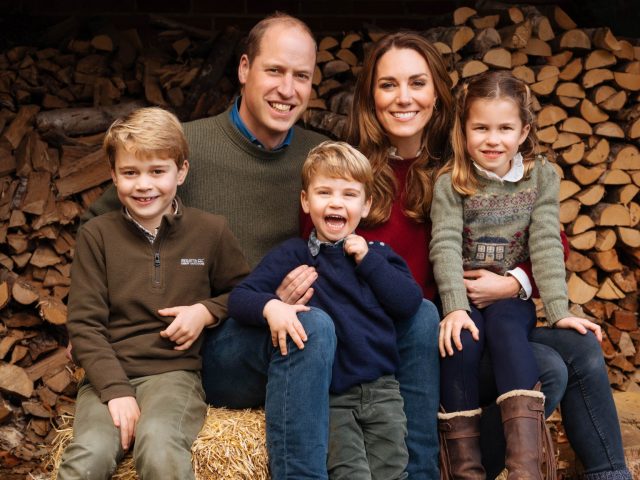 英國皇室公佈2020 劍橋公爵一家聖誕卡 | 小王子小公主轉眼間都長大了