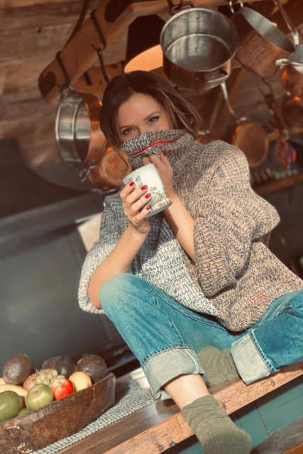 #ChristmasInVogue Victoria Beckham 完美演繹極簡主義聖誕毛衣風格