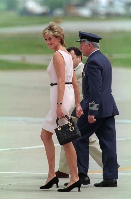 從戴安娜王妃到今日：看標誌式 Lady Dior 手袋歷史
