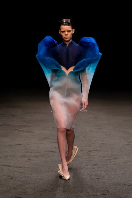 Iris van Herpen 高超工藝視覺展示「真菌」自然美| Spring 2021 Couture