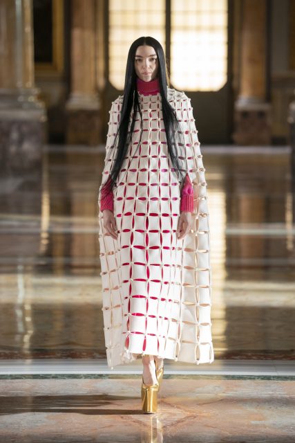 「這是時尚，這是高訂」Pierpaolo Piccioli 以華美衣裳述說高訂之珍貴 打破性別疆界 | Valentino Haute Couture SS21