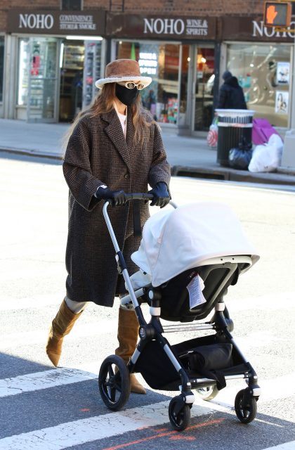 Louis Vuitton 配襯 Mango？Gigi Hadid 現身紐約街頭，示範平貴混搭 Mom Style！