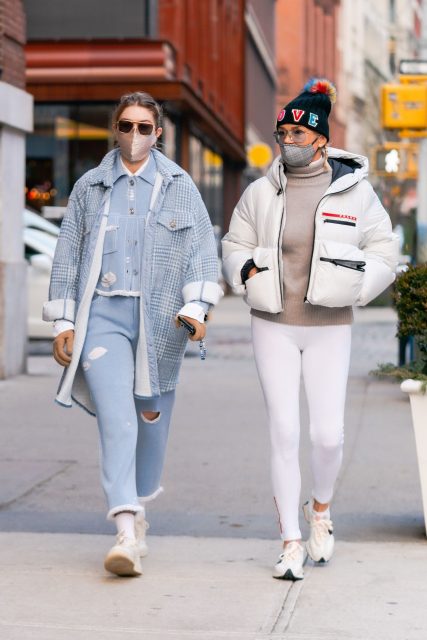 如何穿出時尚母女裝？Gigi 及 Yolanda Hadid 以冬日色系出現在紐約街頭