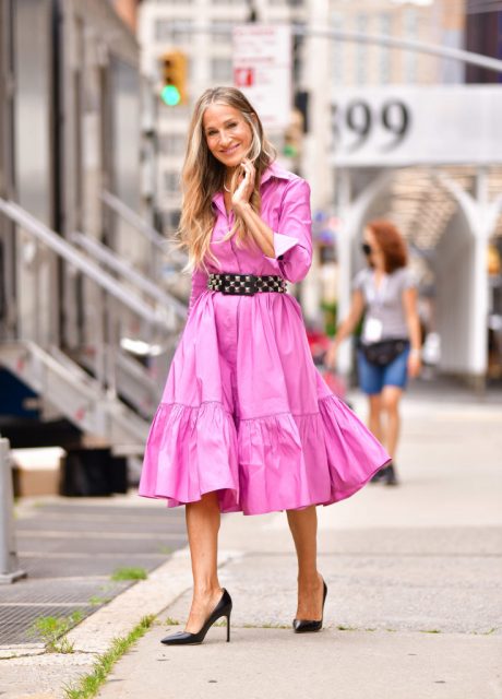 《色慾都市》 續集《And Just Like That …》將在今秋回歸｜盤點 Carrie Bradshaw 在銀幕前最時尚的25個服裝造型！