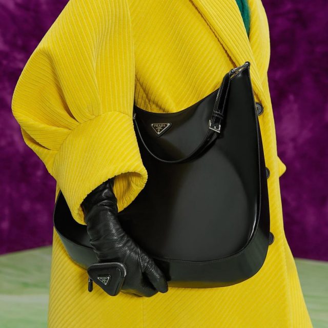 迷你袋已經是過去式，Prada推出了最巧妙的「免提」手套袋
