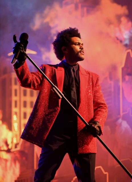 The Weeknd 為 Super Bowl 連唱7首代表作！穿上 Givenchy 還與超多綁帶造型的「自己」帶來精彩表演