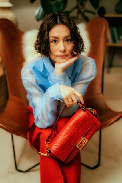 從日本女星米倉涼子與好友拍攝的最新短片，一看 Fendi 今季 Baguette 手袋全新完整版本