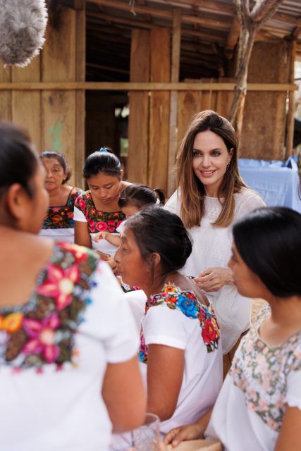 Angelina Jolie親到墨西哥傳授養蜂知識？Guerlain X UNESCO 啟動「Women for Bees」計劃
