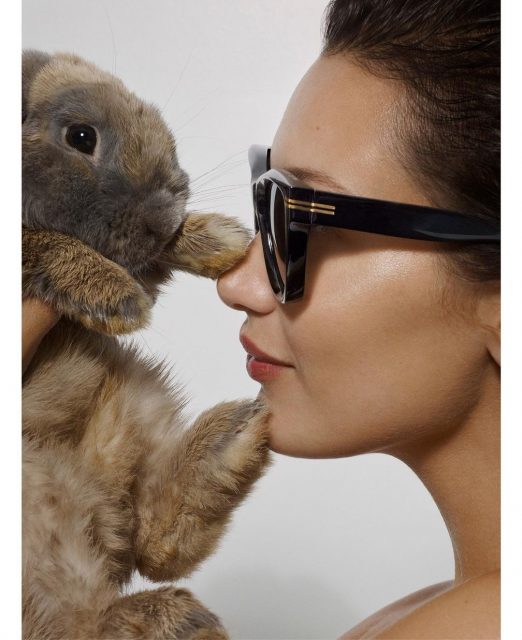 Bella Hadid 戴上哪一個設計師的最新太陽眼鏡？ 同時精選各大品牌今季最新款式！