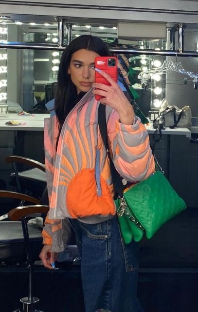 從Versace 到Louis Vuitton，流行天后 Dua Lipa 用甚麼新手袋？