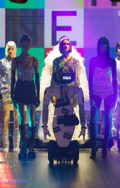 Dolce & Gabbana從過去走到未來，讓機械人變成模特兒 ｜ Fall / Winter 2021