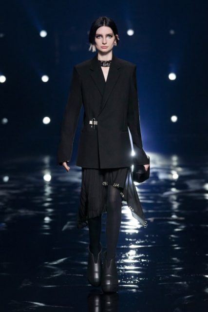 Matthew M Williams 加入 Givenchy 首個正式時裝展的3個關鍵詞：時裝、音樂、舞台｜ Fall／Winter 2021