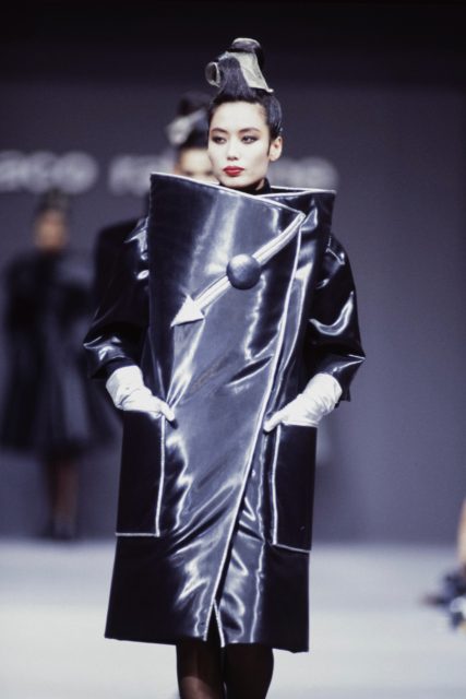 「時裝界的冶金家」Paco Rabanne 180件未來主義的時裝設計將會被拍賣！