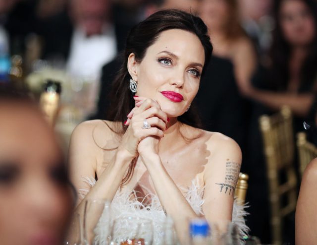 沒想到Angelina Jolie也是藝術收藏家？在佳士得售出邱吉爾名畫打破拍賣紀錄！