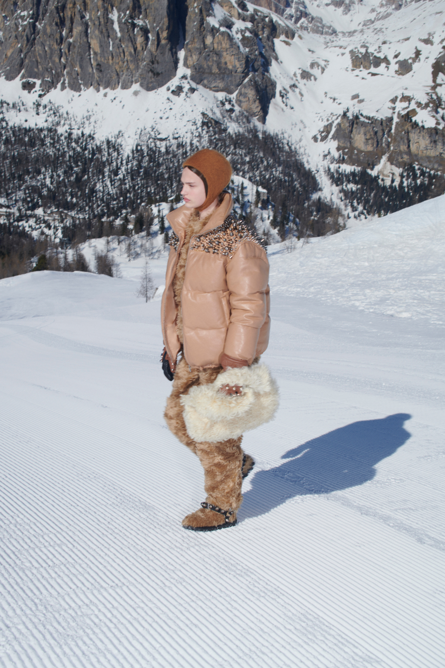Miu Miu 創時裝展紀錄在海拔9000英尺雪山帶來烏托邦之夢| Fall/Winter 