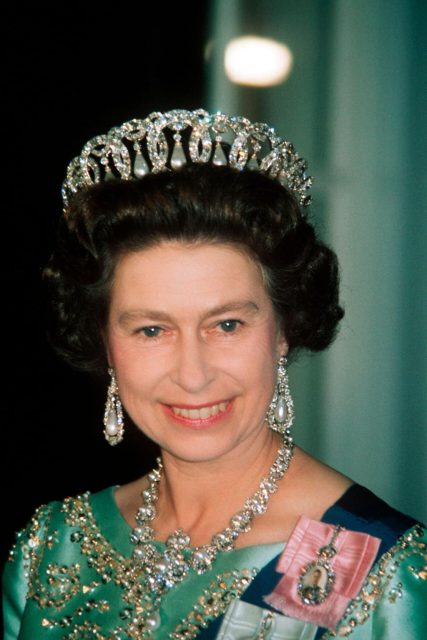 何為價值連城的珠寶？細看一下英女王最愛的皇室珠寶系列