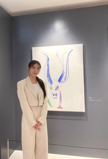 韓國女神河智苑以畫家身分出道，還有這些韓星都是實力派的隱藏畫家！
