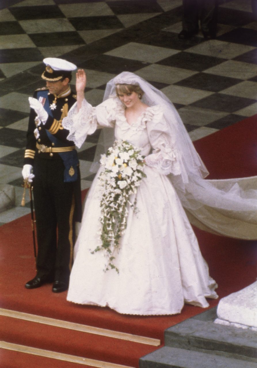 歷經40年依舊是最夢幻的婚紗：戴安娜王妃 Princess Diana 世紀婚紗即將在肯辛頓宮展出 – Vogue Hong Kong