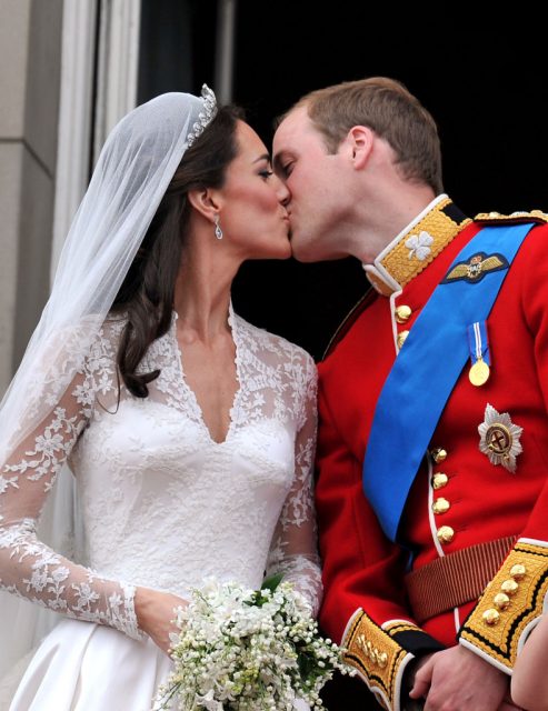 英國皇室最幸福恩愛的夫婦！凱特王妃與威廉王子結婚十一周年，重溫他們的「現代版愛情童話故事」