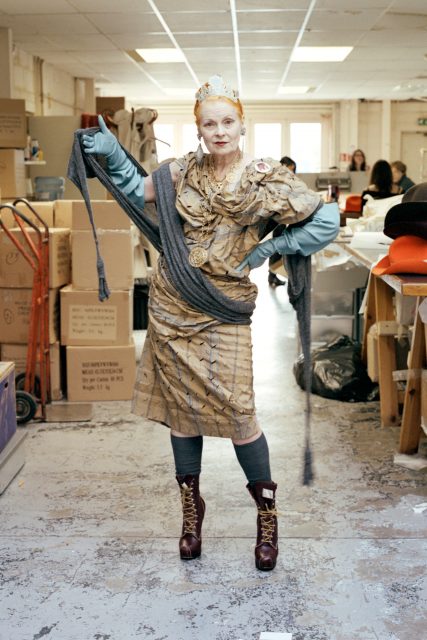 傳奇時裝設計師 Vivienne Westwood 逝世，懷緬她非凡先鋒的時裝旅程