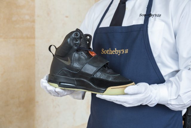 蘇富比拍賣 Kanye West 穿過的 OG Air Yeezy 波鞋，估價超過100萬美元