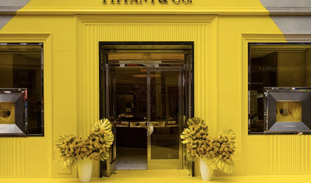 Yellow is the new blue？ Tiffany & Co.延續愚人節小玩笑，將比華利山旗艦店化身成黃色限定主題店