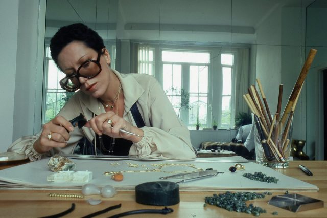Tiffany & Co. 皇牌珠寶設計師、Halston 繆斯：你一定要認識的傳奇女珠寶設計師 Elsa Peretti