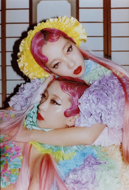 專訪日本時尚雙胞胎姊妹 Amiaya，親自精選今個夏日不能錯過的色彩單品