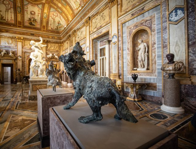 真正地「搞」藝術： Prada 與英國藝術家 Damien Hirst 合作，於羅馬舉行 “Archaeology Now” 雕塑展覽正式開幕
