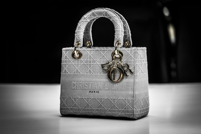 LADY DIOR 首間概念店亮相：獨家發售「Dior Around the World」刺繡版 Lady D-Lite 手袋