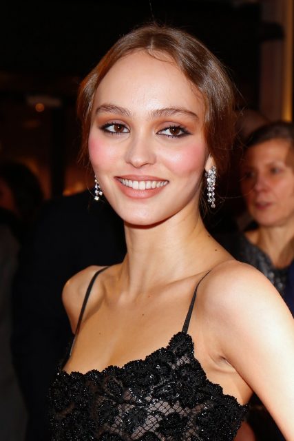 香奈兒新一代繆思Lily-Rose Depp的17個美麗造型：法式慵懶髮髻、性感誇張眼線