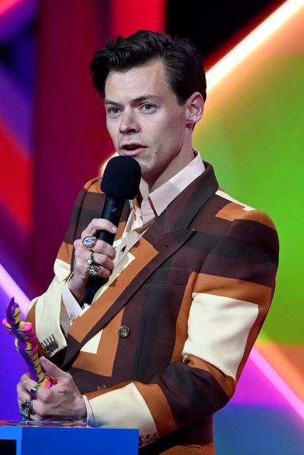 果然是時尚寵兒！Harry Styles 率先穿上最新 Gucci Aria系列西裝出席 Brit Awards 全英音樂獎 2021