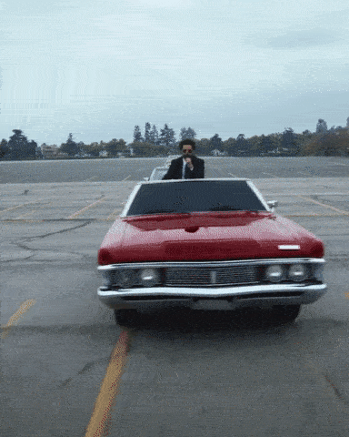 攜車隊帶來震撼演出！The Weeknd 橫掃 Billboard 10個獎項更將停車場變舞台，致謝辭反而自嘲紅色西裝？