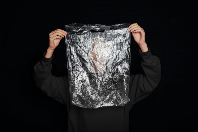 #SustainabilityInVogue Tom Ford 聯同 52HZ 推出$120萬美金計劃 尋找製作可降解膠袋方案！