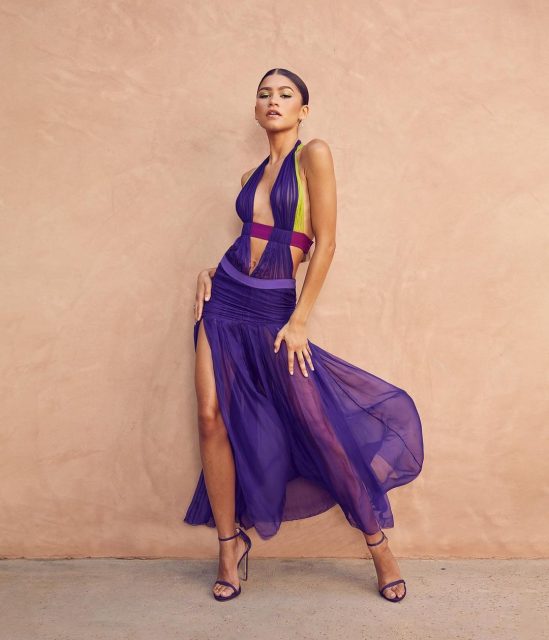 Zendaya身上的性感紫色Versace禮服承載時裝歷史，曾經被這位天后穿過！