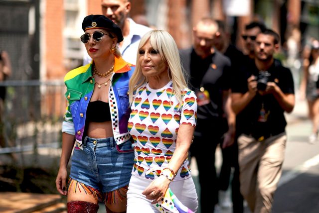 #PrideMonth 同志驕傲月：Lady Gaga 迎來 Born This Way 基金10週年，聯手 Versace 推出 LGBTQIA 膠囊系列