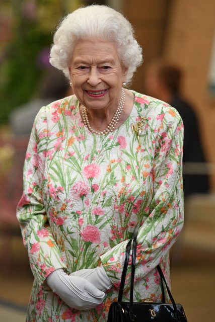 英女王保持年輕的秘密：永遠不敗的夏季印花造型，完勝過去單色調裝扮