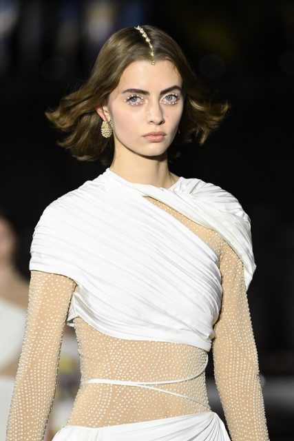 以大量珍珠妝容混合希臘文化：Dior 2022 Cruise系列成為你的夏天彩妝靈感