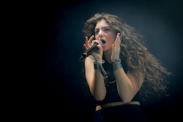 還記得「音樂魔女」Lorde 嗎？17歲就獲得Grammys，睽違 4 年釋出單曲《Solar Power》！