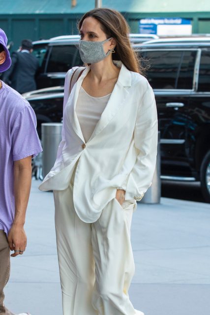 如何穿出低調而優雅的夏日風格？ Angelina Jolie 一身白色套裝將會是你的穿搭靈感