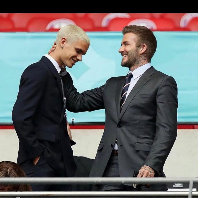 有其父必有其子！David Beckham 與 Romeo Beckham 在歐洲盃觀眾席上分別詮釋不同世代的西裝造型！